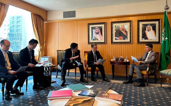 سفير المملكة باليابان يبحث مع وفد «ميتسوبيشي» و«اليابان السعودية للميثانول» تعزيز التعاون الصناعي