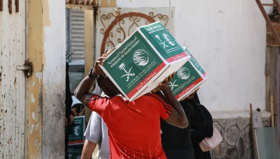 مركز الملك سلمان للإغاثة يوزّع أكثر من 152 طنًا من المواد الغذائية في عدن