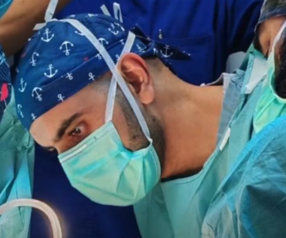 «شيع والده وعاد لغرفة العمليات».. طبيب يقدم نموذجا ملهما في إنقاذ المرضى