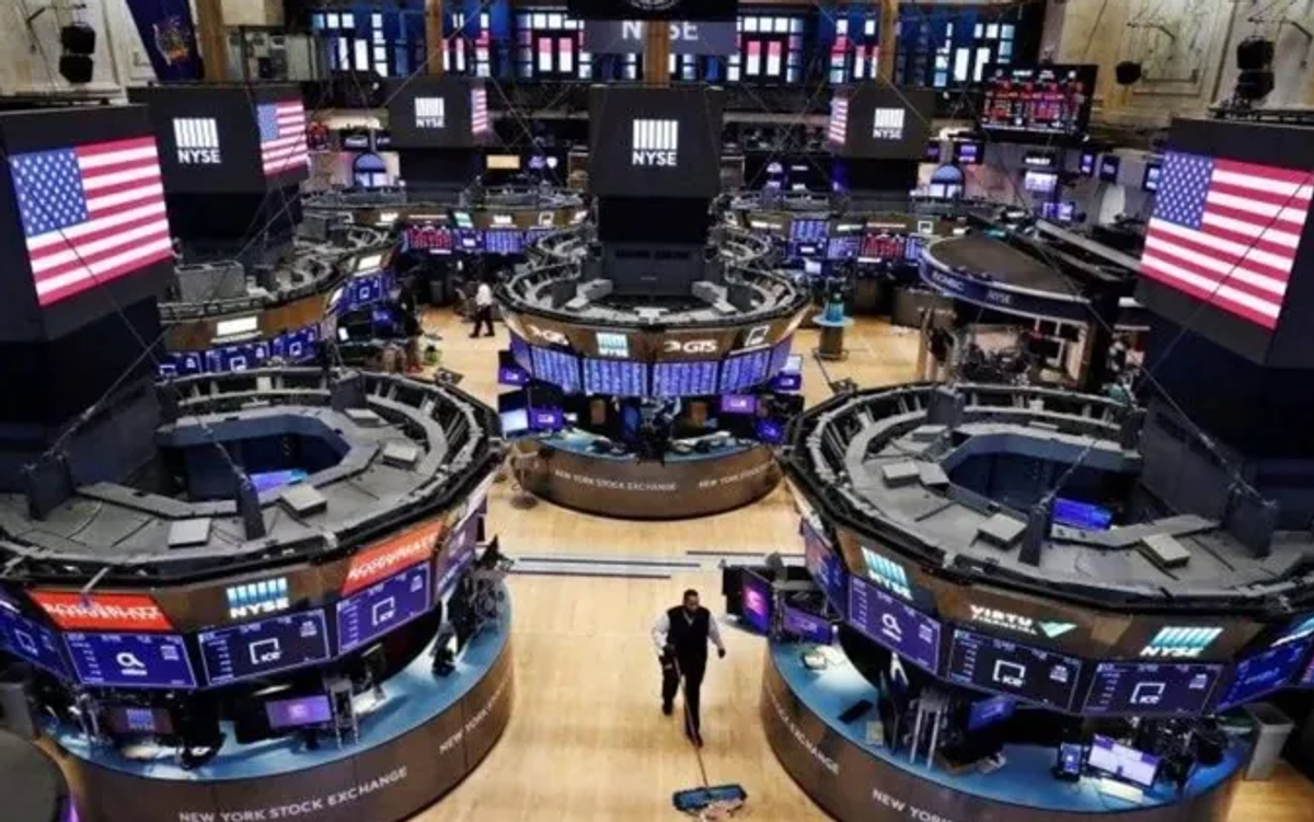 US stocks close slightly lower as investors monitor Middle East developments
