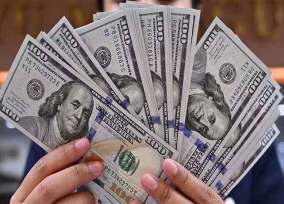 US dollar holds near one-week high against major currencies