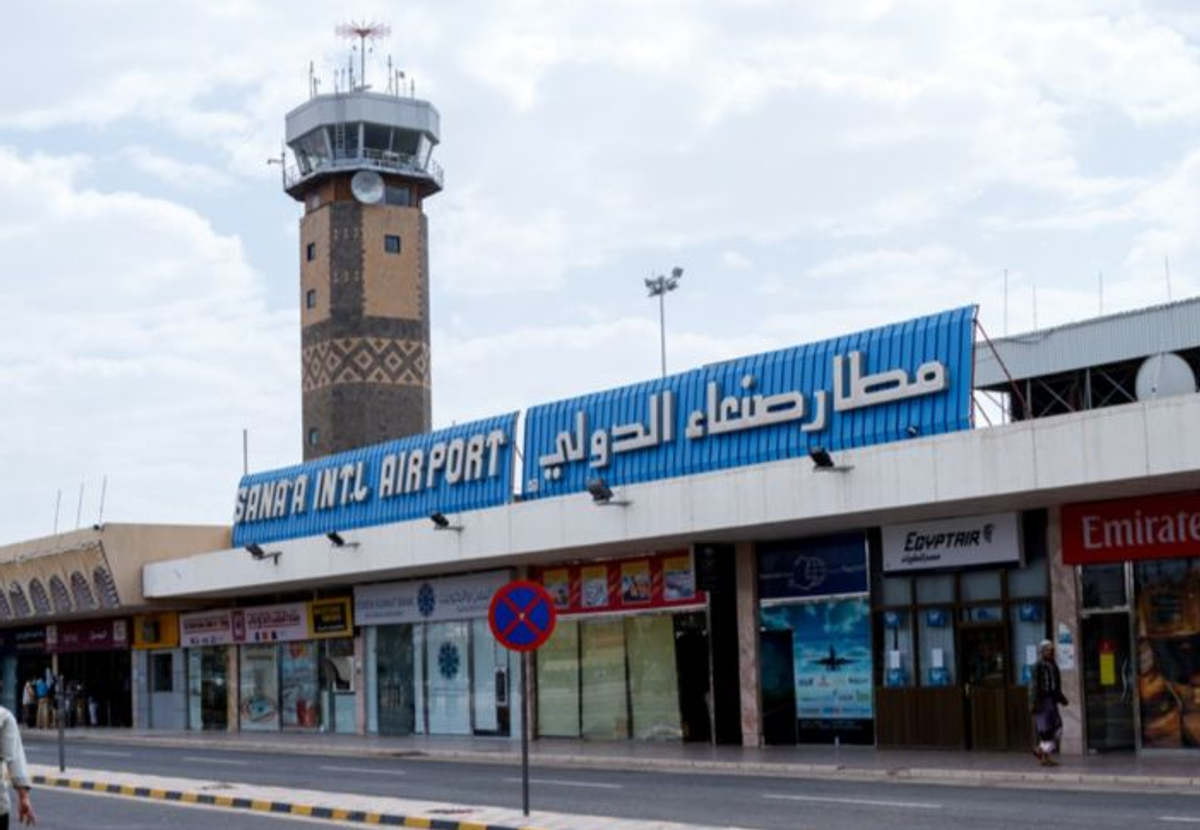 وزارة الدفاع اليمنية تدعو البعثات الدبلوماسية والمنظمات الإنسانية لإخلاء مطار صنعاء الدولي