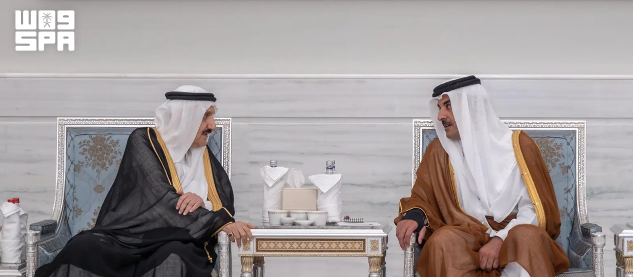 الأمير منصور بن متعب ينقل تعازي القيادة لأمير دولة قطر في وفاة الشيخ حمد بن خليفة آل ثاني