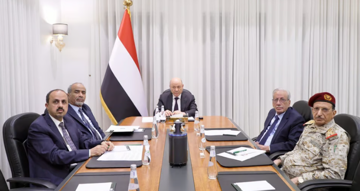 محلل يمني: الحكومة الشرعية ملزمة بالدستور والقانون والثوابت الوطنية
