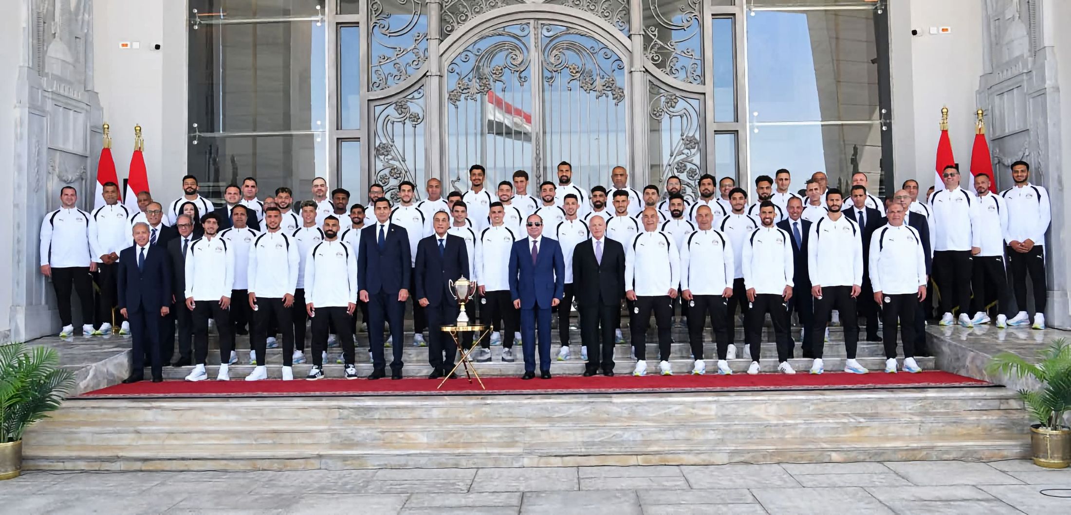 «السيسي» يكرّم منتخب مصر بـ «كأس الجدارة» وأوسمة تقديراً لإنجاز كأس العالم 2026