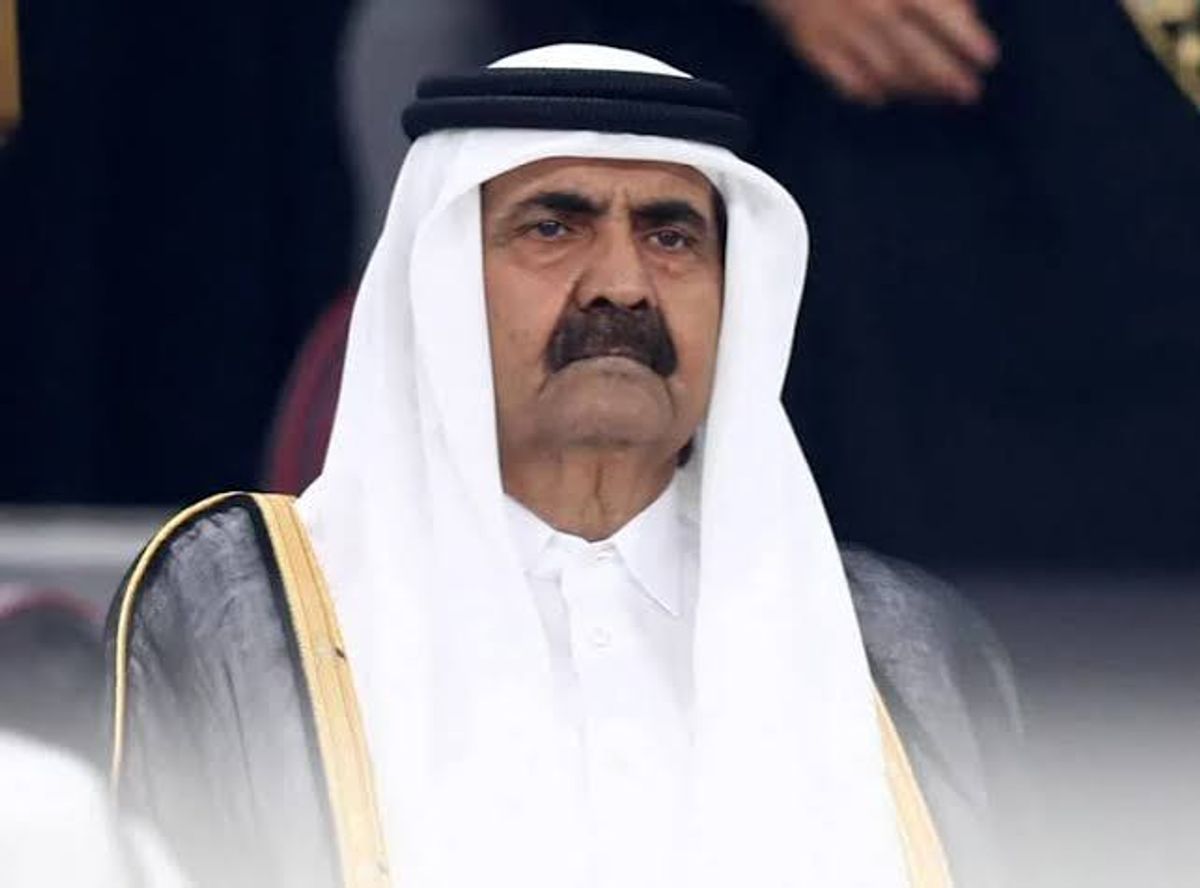 أداء صلاة الجنازة على جثمان الشيخ حمد بن خليفة.. أمير قطر يتقدم المشيعين