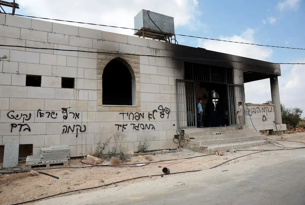 Des colons israéliens incendient deux mosquées et attaquent des villages en Cisjordanie