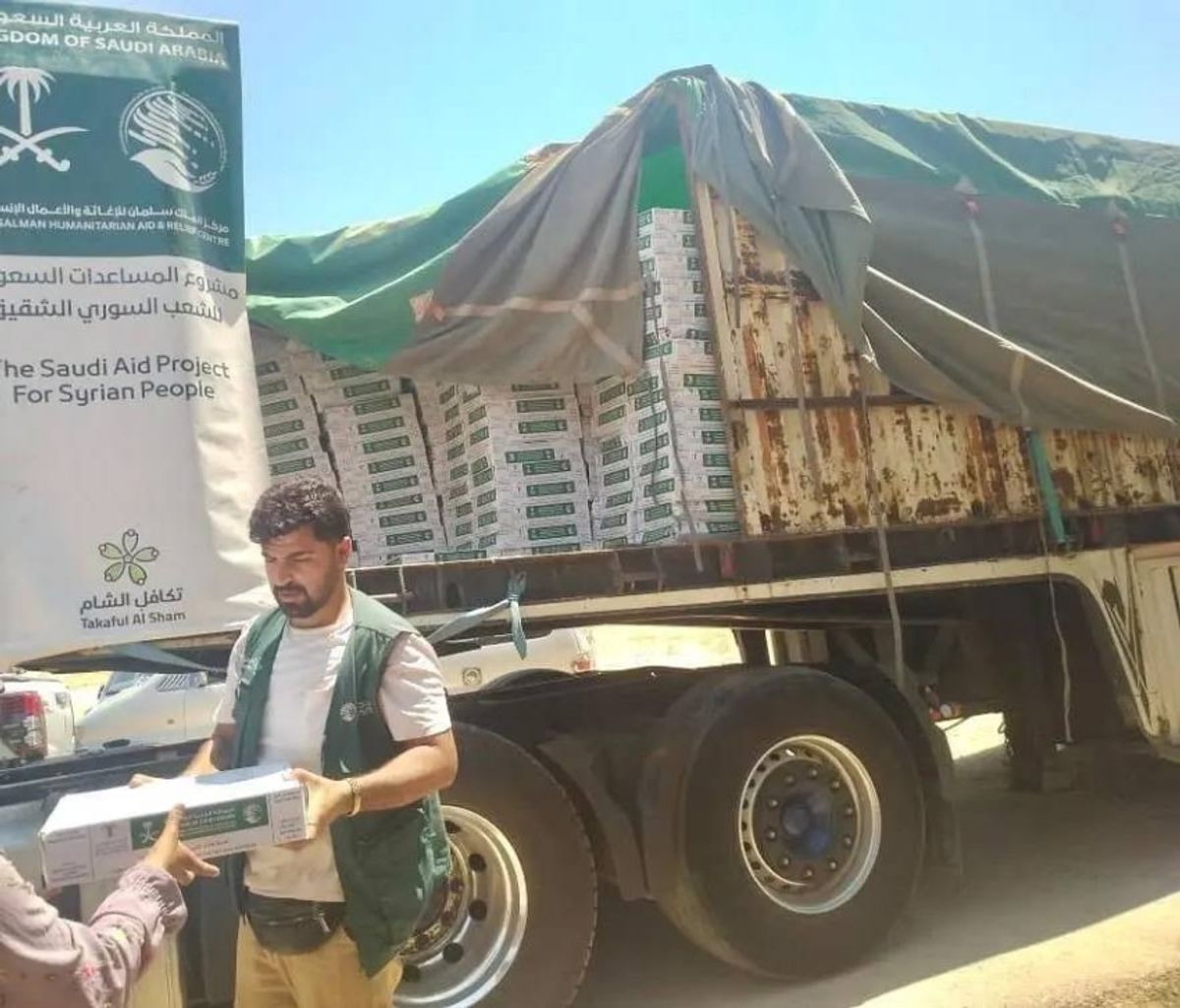 مركز الملك سلمان للإغاثة يوزع 3,546 كرتون تمر على متضرري دير الزور بسوريا