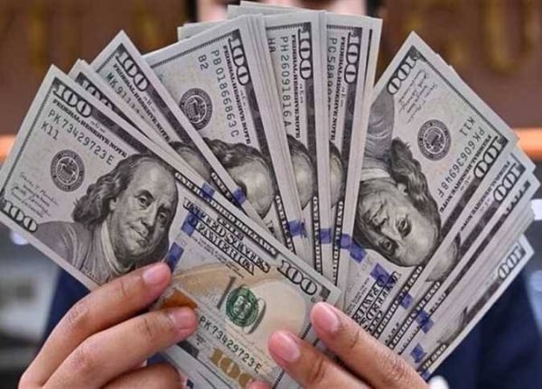 US dollar holds near weekly high as markets await Fed chair speech