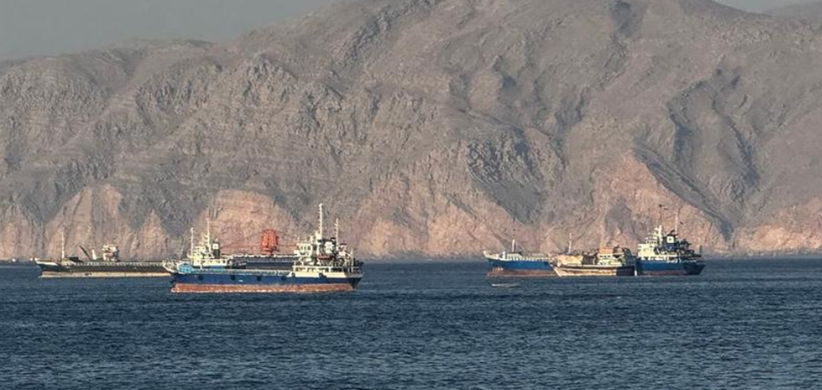 الأمن البحري العماني: إنقاذ 23 من طاقم سفينة تجارية مستهدفة واستمرار البحث عن أحد أفرادها