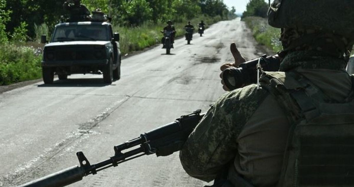 L’Ukraine frappe une raffinerie à Riazan, Moscou avance à Soumy et Donetsk
