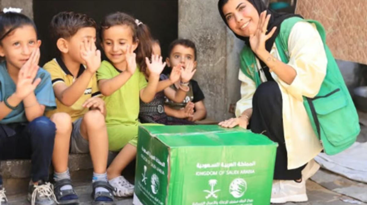 Sumbangan Sembako Saudi Bawa Senyum Anak-anak Gaza dan Ringankan Beban Keluarga Pengungsi