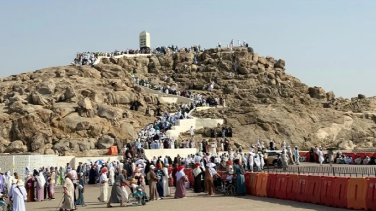 «الشؤون الإسلامية» تواصل جهودها التوعوية والإرشادية لخدمة زوار جبل الرحمة بمشعر عرفات