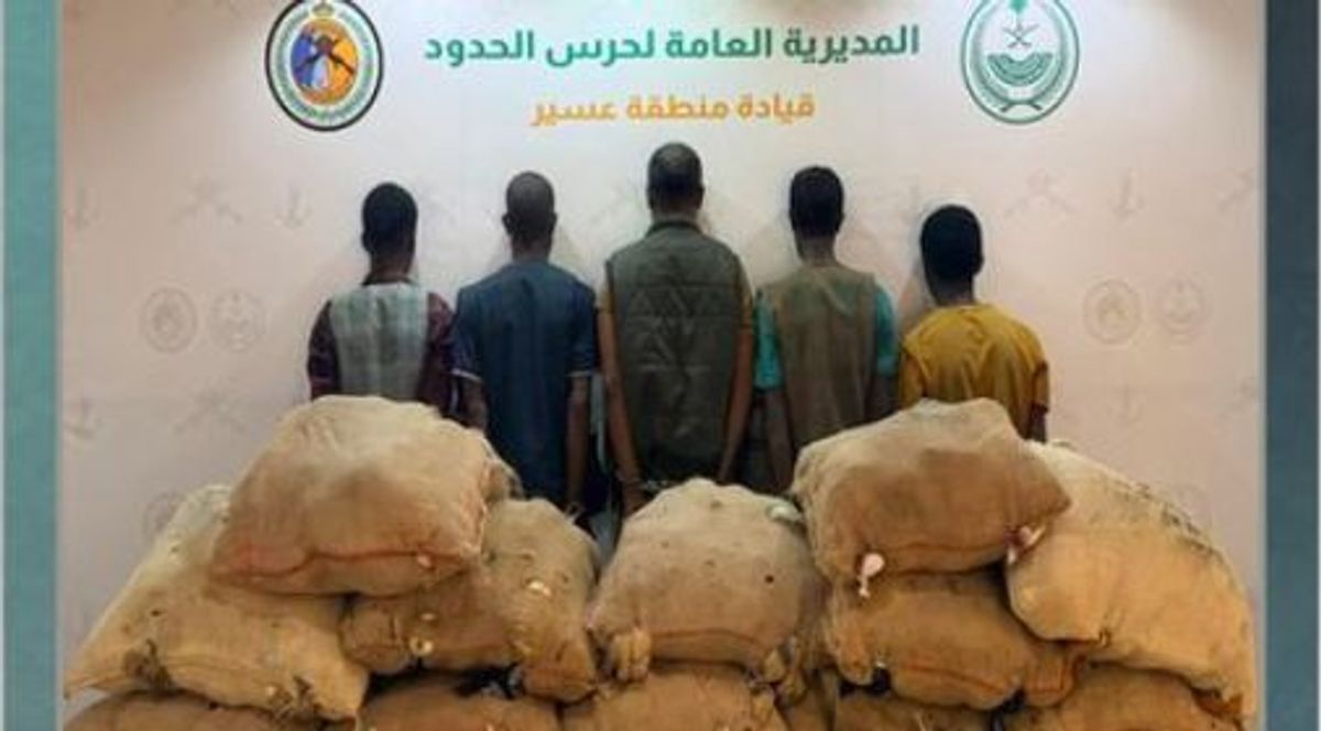القبض على 5 مخالفين من الجنسيتين الإثيوبية والإريترية لتهريبهم القات بعسير