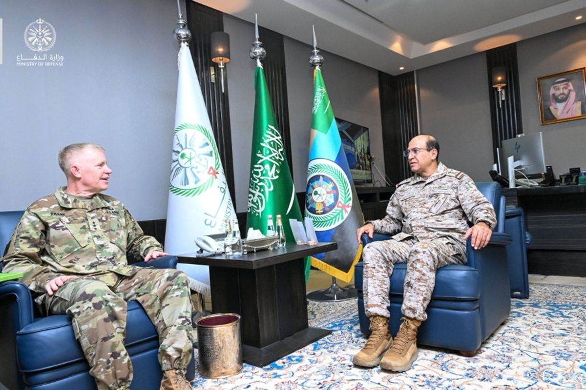 نائب رئيس هيئة الأركان يلتقي نائب قائد القيادة المركزية الأمريكية بالرياض ويستعرضان أوجه التعاون الدفاعي