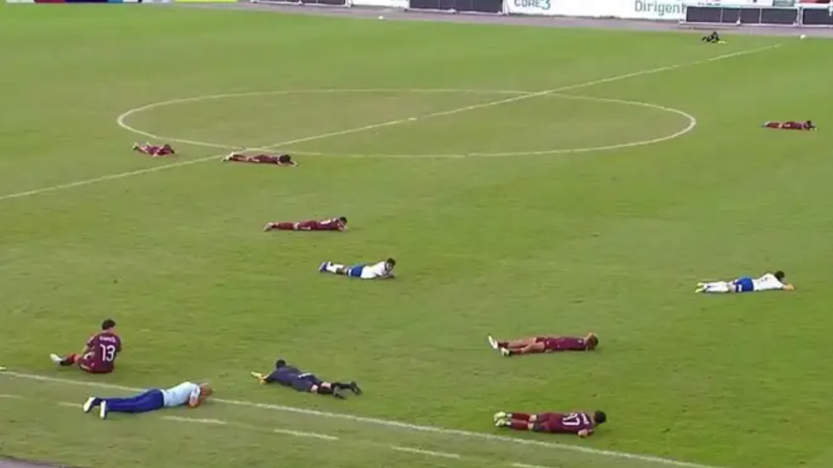 Un enjambre de abejas interrumpe la final sub-20 en Brasil tras 11 minutos