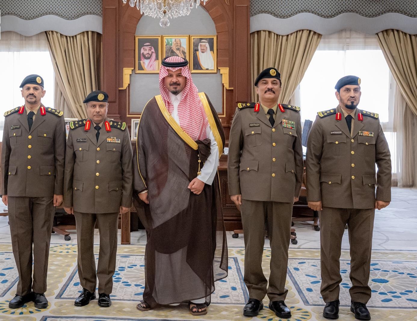 أمير المدينة المنورة يقلّد ثلاثة ضباط رتبهم الجديدة بعد ترقيتهم