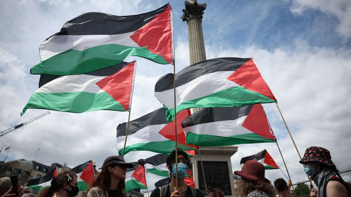 سنغافورة تحقق في رفع فرقة بريطانية للعلم الفلسطيني خلال حفل موسيقي