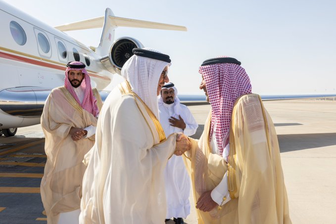 وزير خارجية البحرين يصل إلى الرياض في زيارة رسمية.. و«الخريجي» يستقبله
