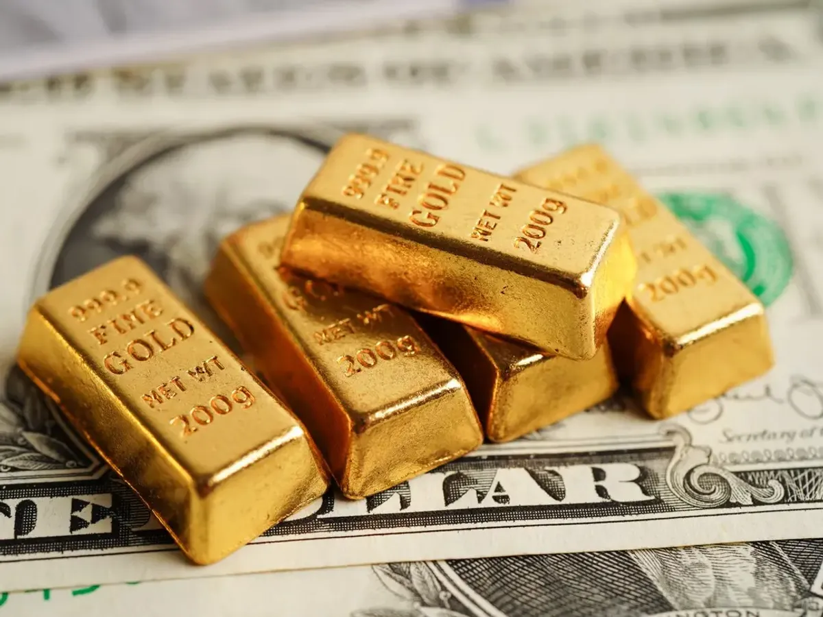 Gold slips 0.5% as dollar strengthens amid US-Iran tensions