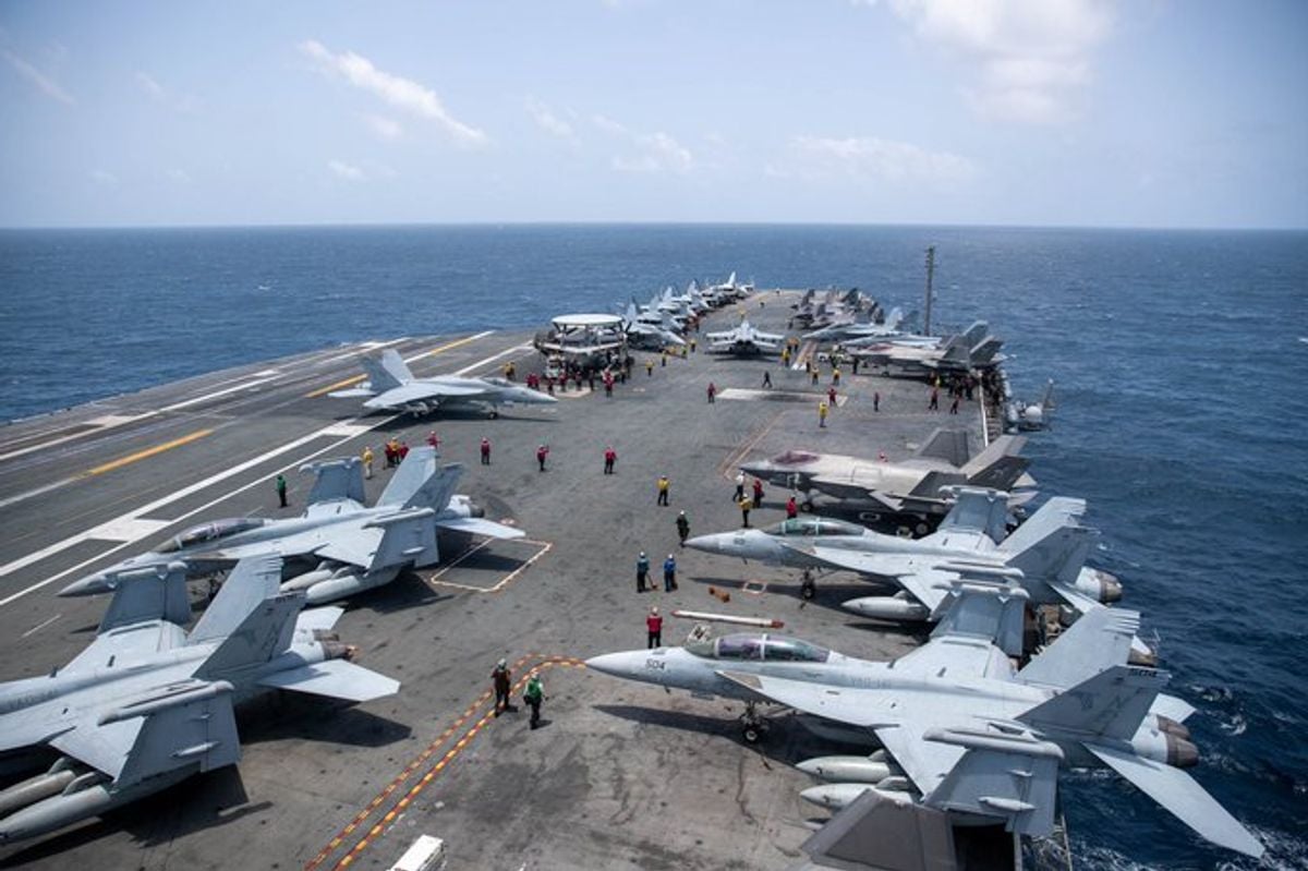 USS George Washington aircraft carrier begins operations in Middle East