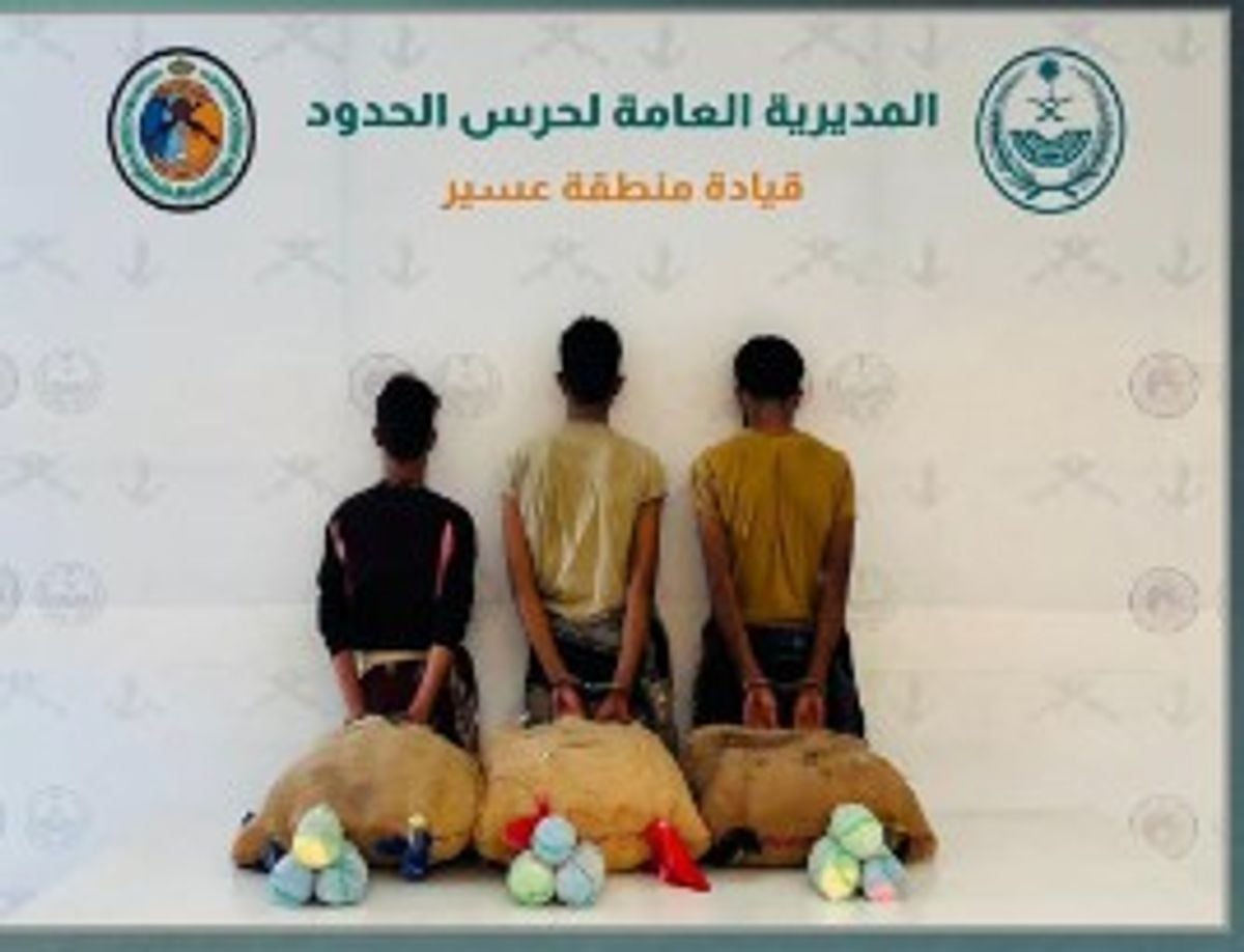 حرس الحدود بعسير يقبض على 3 يمنيين لتهريبهم 60 كيلوجرامًا من القات المخدر