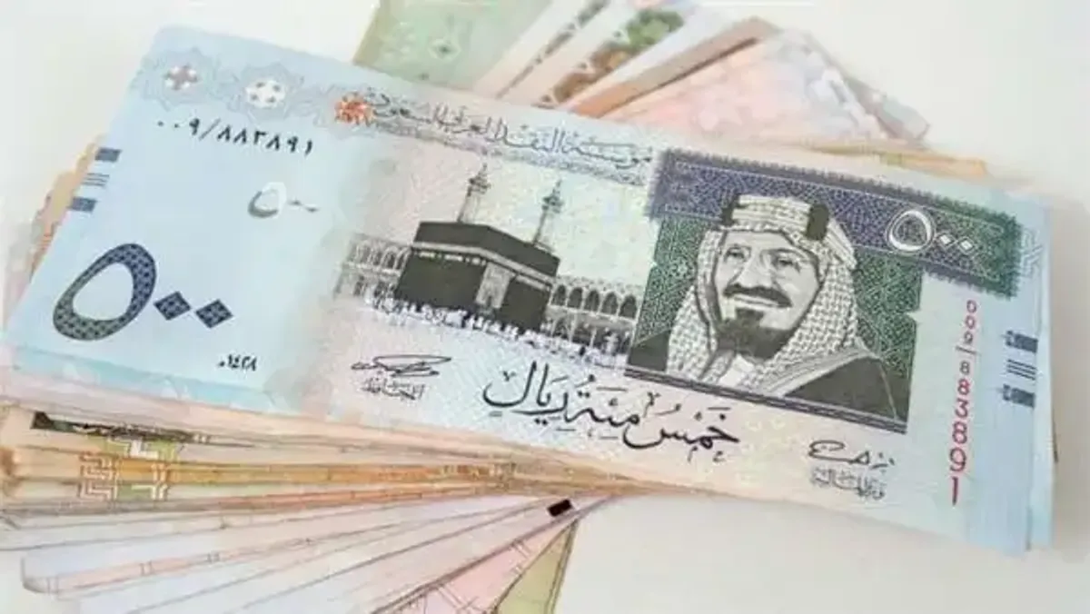 El riyal se mantiene estable frente al dólar y otras divisas extranjeras