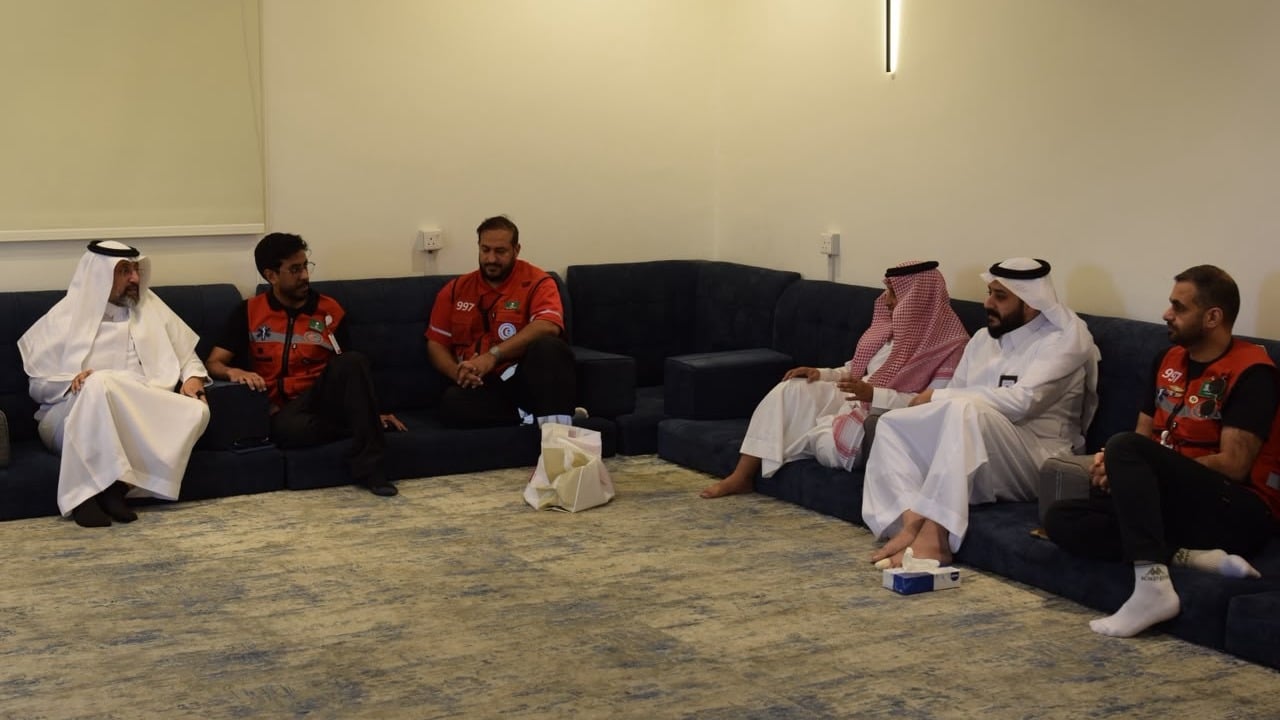 مدير عام فرع الهلال الأحمر بالباحة يزور قطاع السراة ويشيد بإنجازات موظفيه