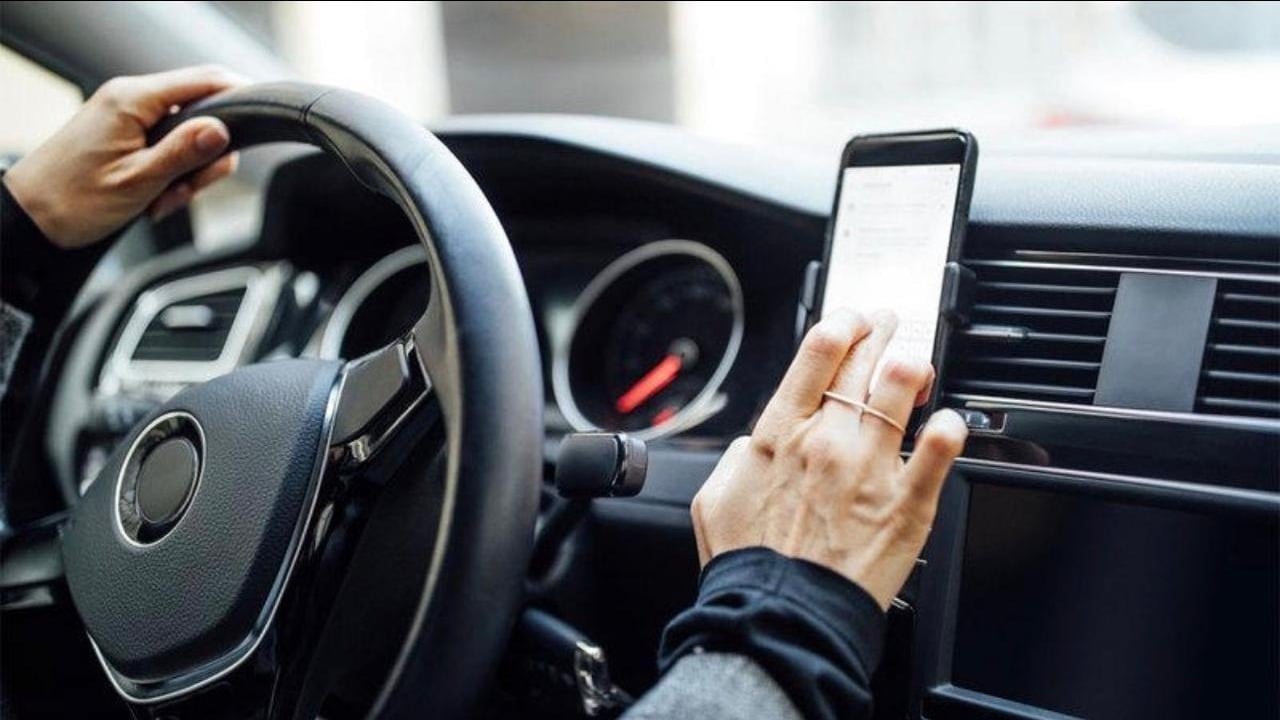 Le direct au volant, un danger qui menace la route