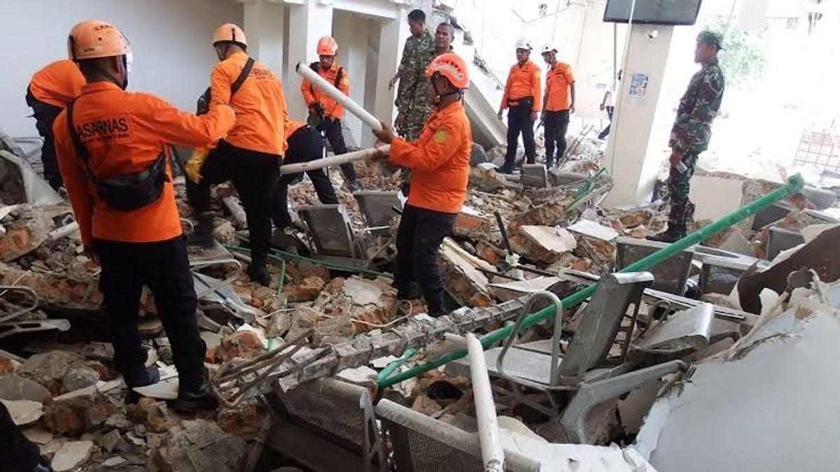 Indonesia evacuates thousands after deadly earthquake kills 53