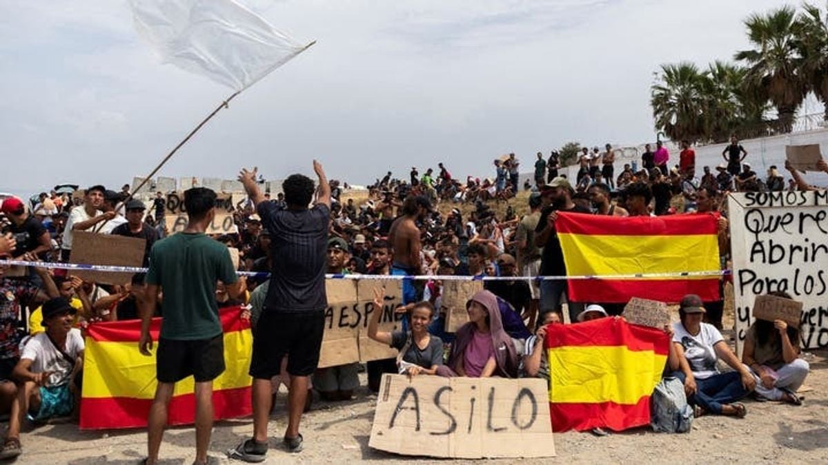 Migrants protest in Ceuta demanding asylum and better living conditions