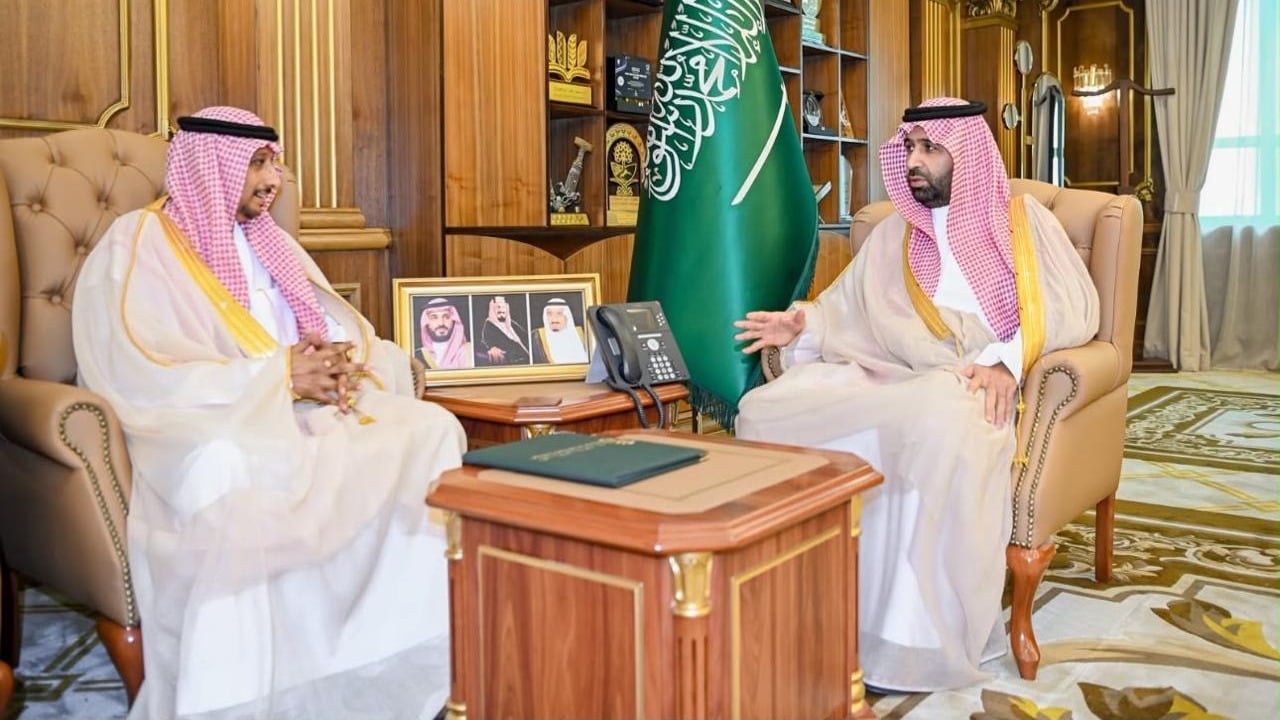 Le prince de Jazan examine les plans de la faculté Manar Al-Janoub pour l'enseignement