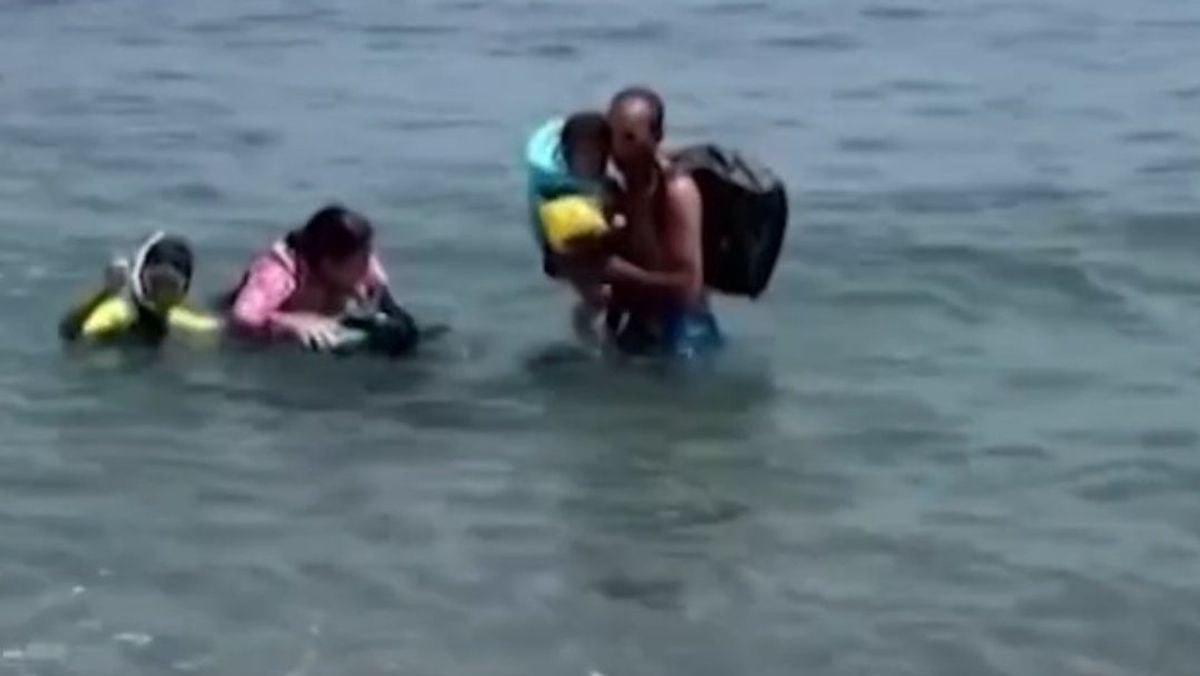 Can yelekleriyle İspanya'ya yüzmeye çalışan Faslı aile