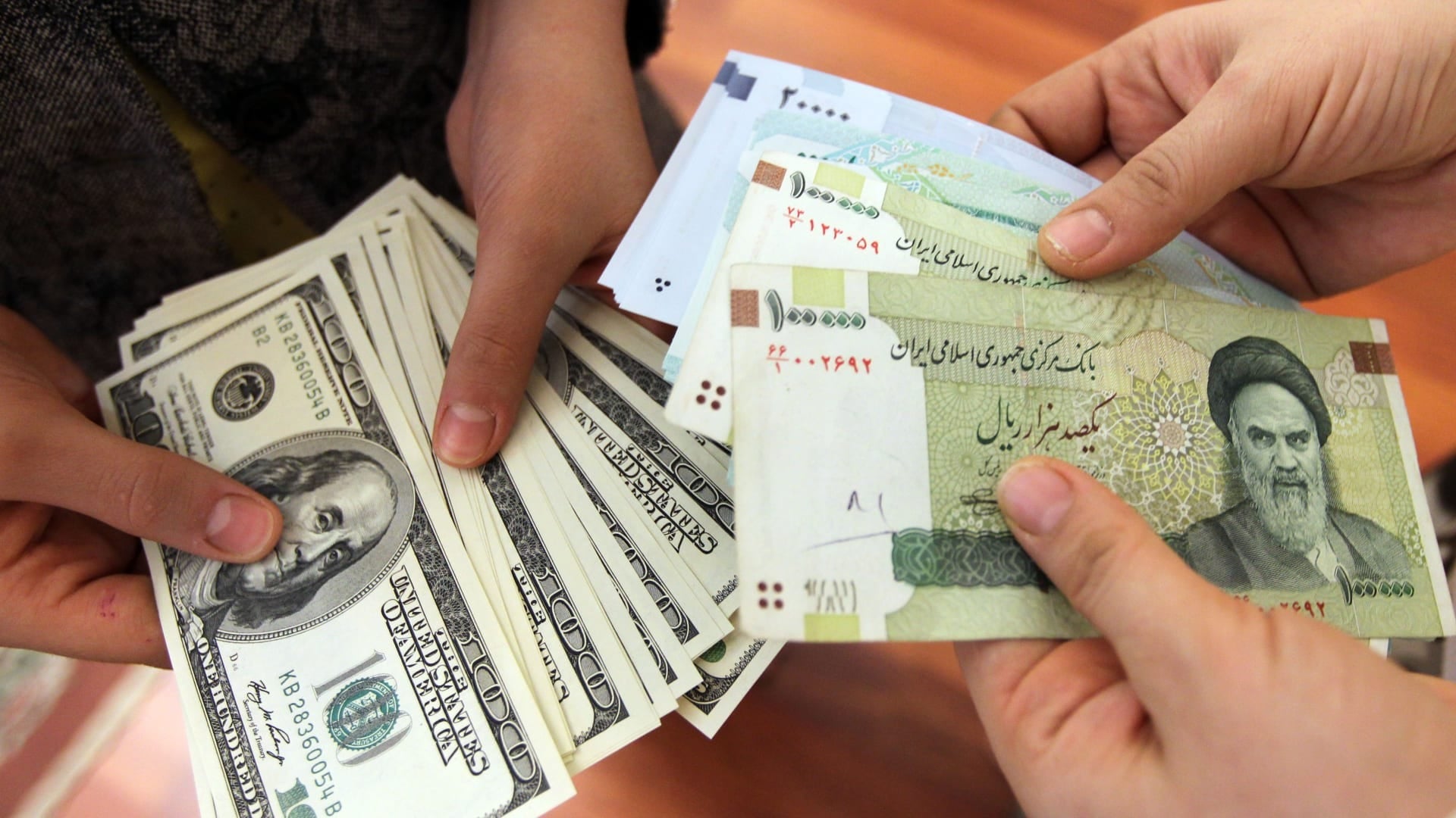 La moneda iraní cae a mínimos históricos y el dólar supera los 200.000 tomanes