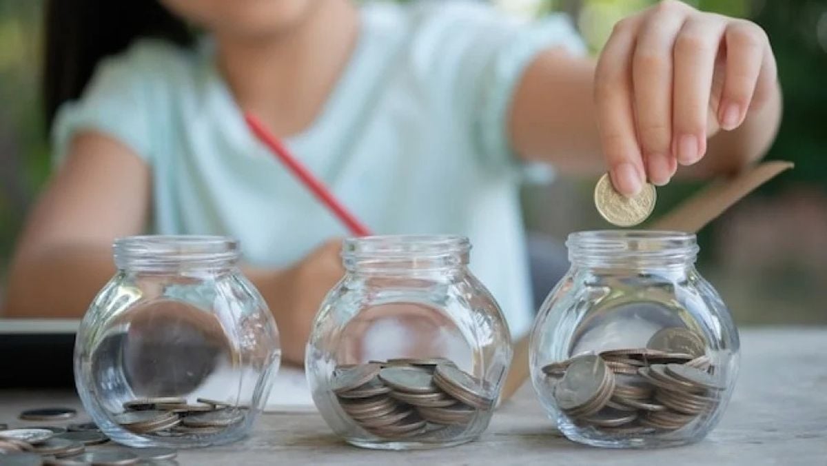Expert explains how to teach children saving skills
