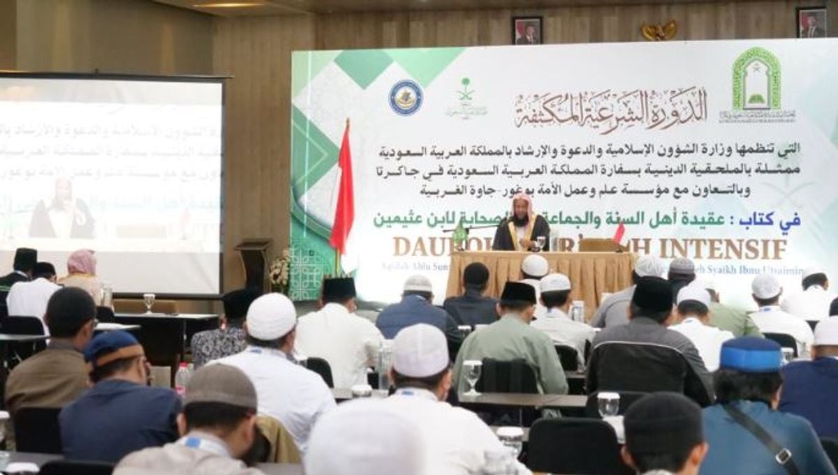 الشؤون الإسلامية تختتم دورة تأهيل نحو 100 داعٍ وداعية وإمام وخطيب في إندونيسيا