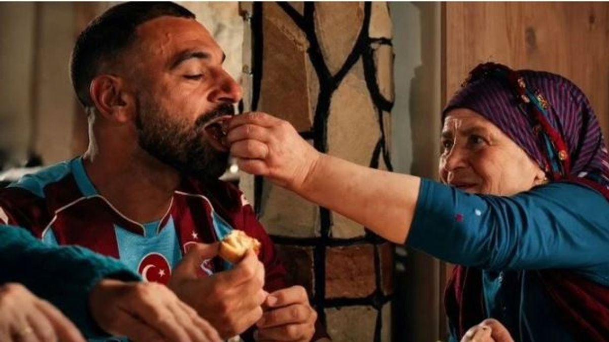 شعرت أنه ابني.. سيدة إعلان محمد صلاح في تركيا تتحدث عن كواليس اللقاء