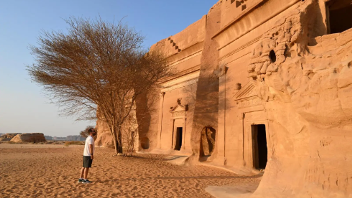 موقع الحِجر الأثري.. شواهد حضارية تجذب زوّار العُلا
