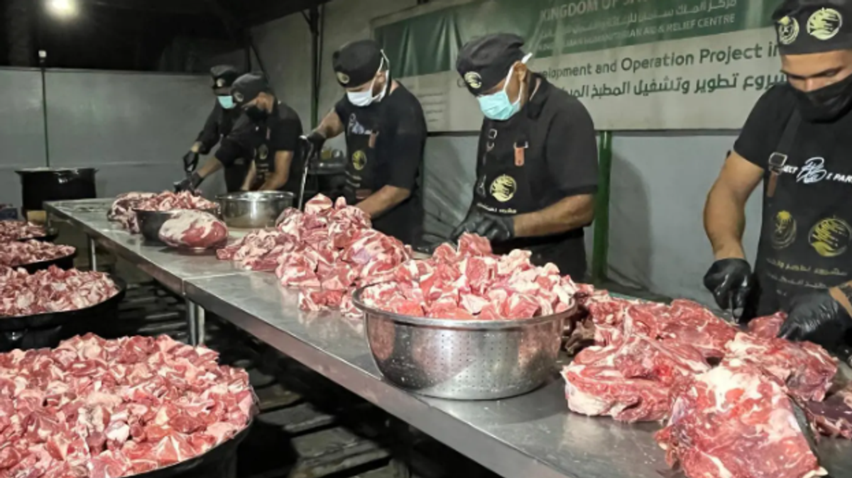 King Salman Humanitarian Aid Center distributes 25,000 hot meals in Gaza