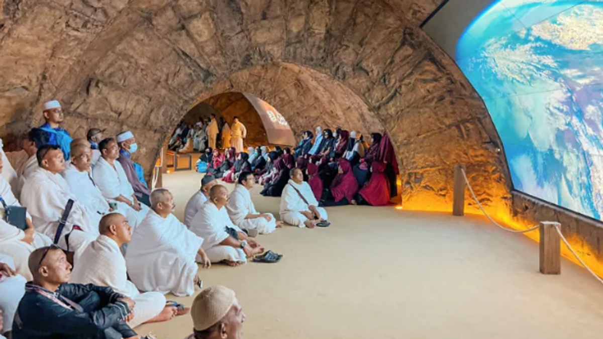Des pèlerins du programme royal visitent l'exposition de la Révélation à La Mecque