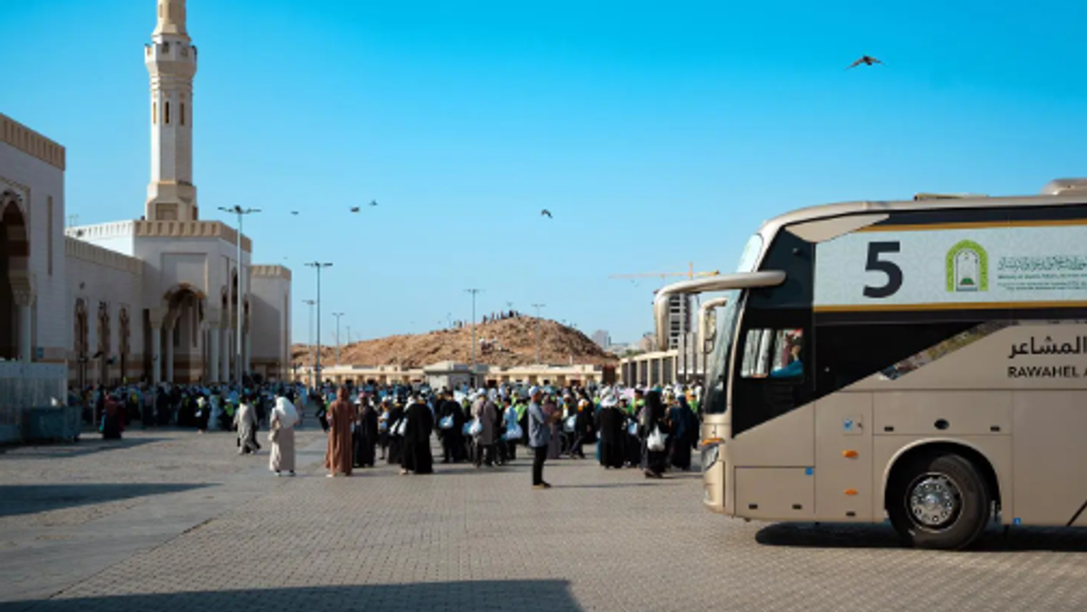 Participantes del programa del rey Salmán visitan el monte Uhud y la mezquita de Quba