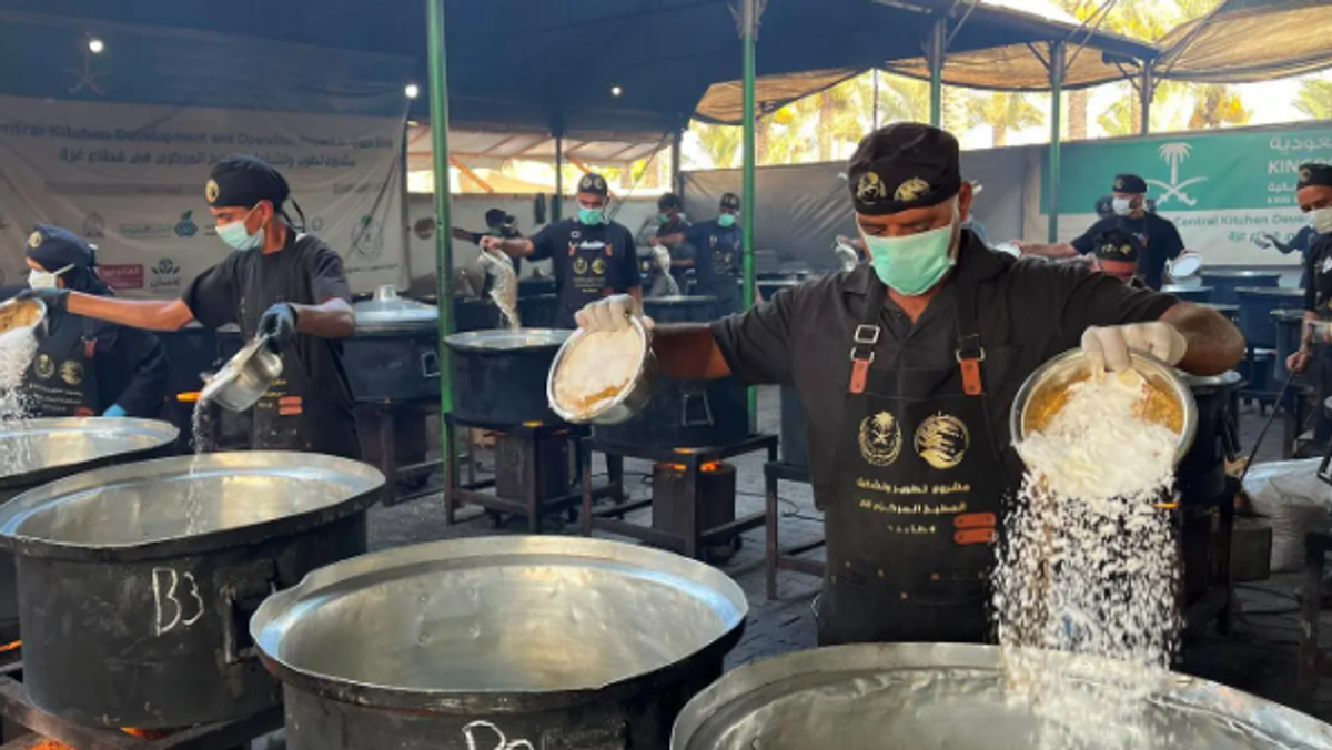 Le Centre King Salman poursuit la distribution de repas chauds à Gaza