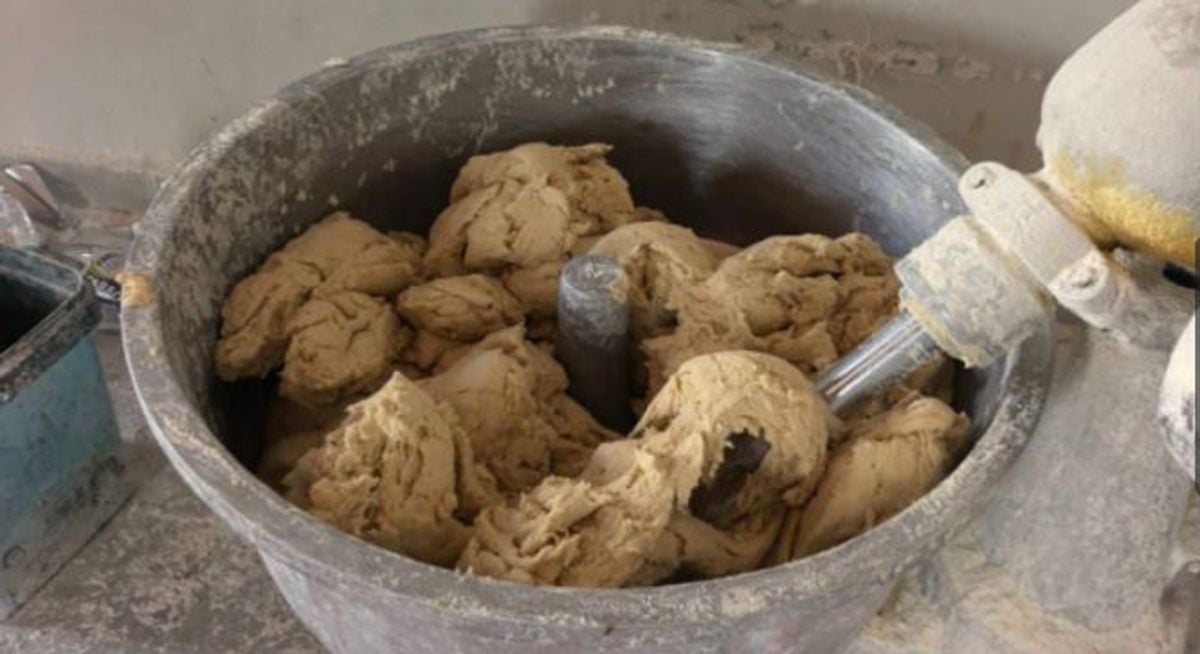 জেদ্দায় দুইটি অবৈধ খাদ্য গুদাম ও বেকারি সিলগালা, ৩.৪ টন পচা খাবার ধ্বংস
