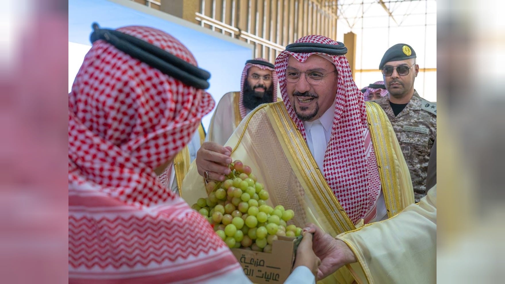 Qassim governor attends golden day of Al-Busaytin grape festival