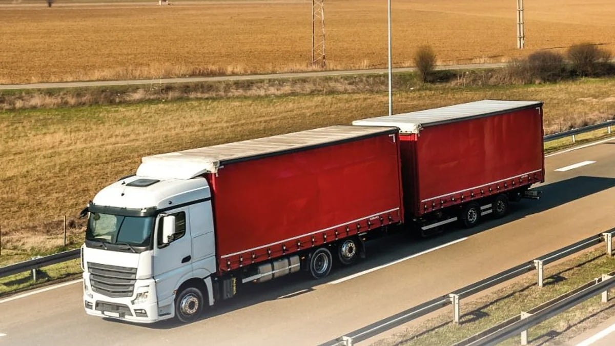 La Saudi Roads Authority lance les permis pour camions à double remorque hors agglomération