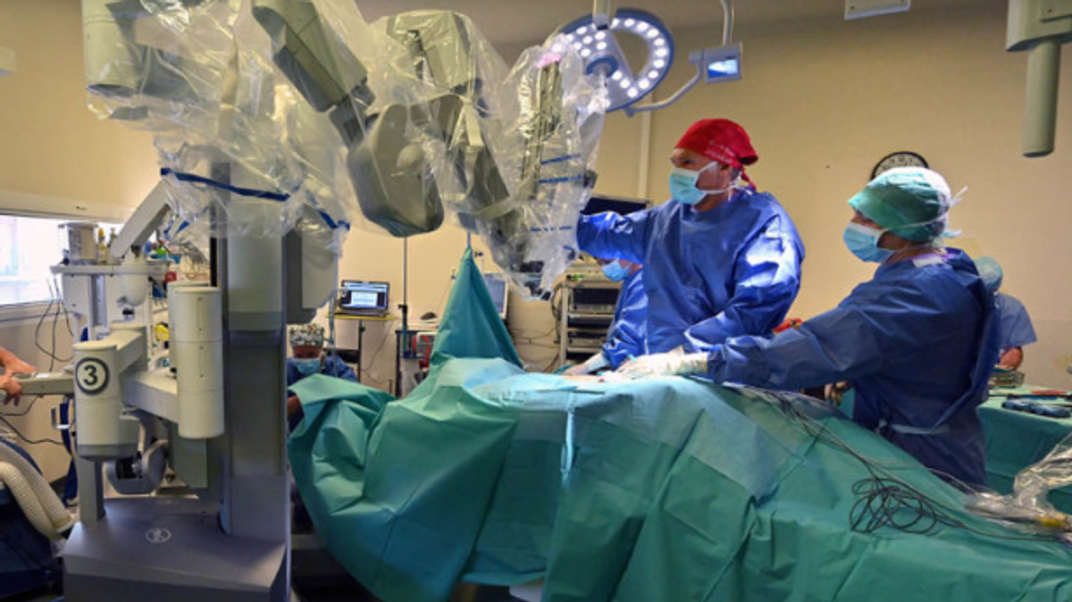 Hybrid robotic surgery removes malignant tumor at Makkah hospital