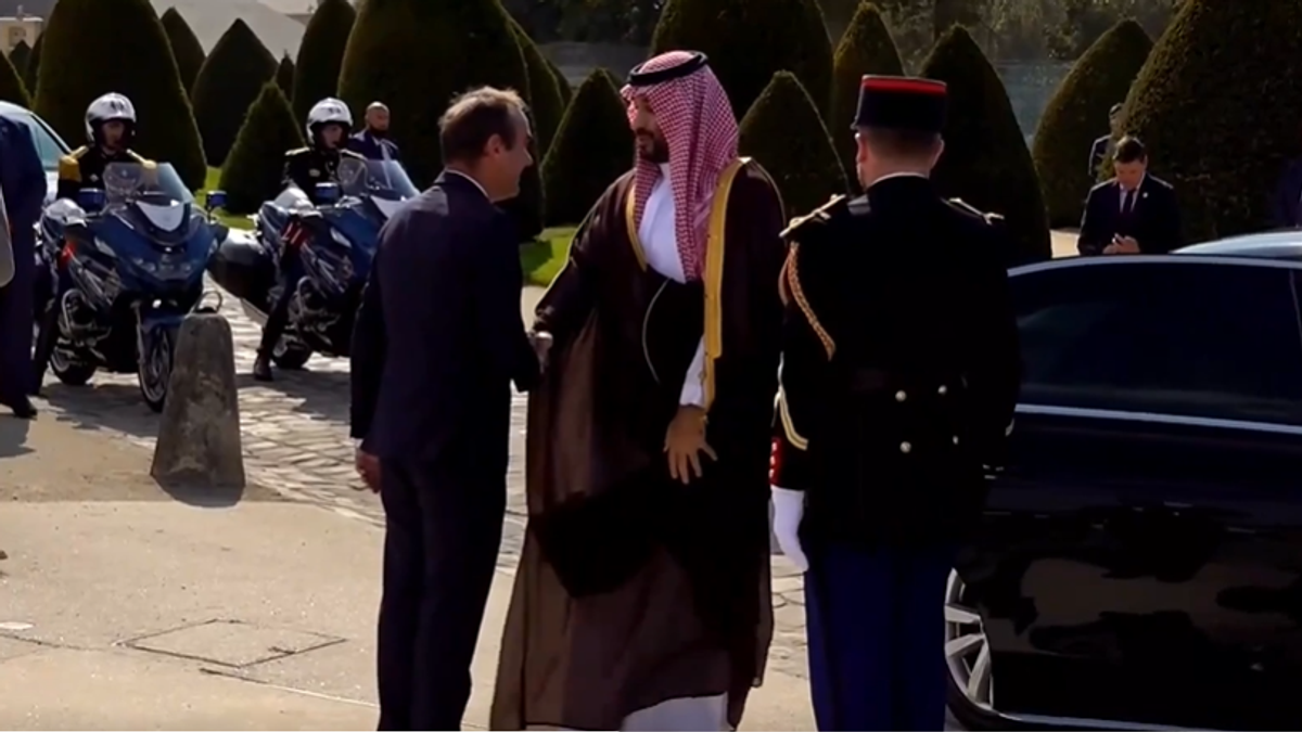 El príncipe heredero Mohammed bin Salman llega a Los Inválidos en París al inicio de su visita de Estado a Francia
