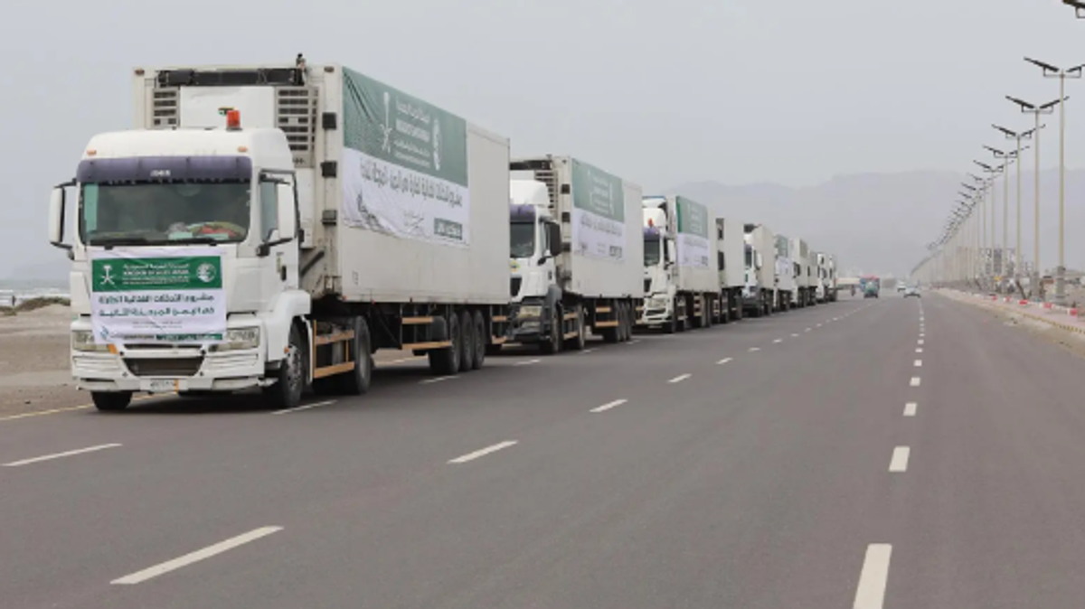 Treize camions d’aide du Centre roi Salmane arrivent à Aden