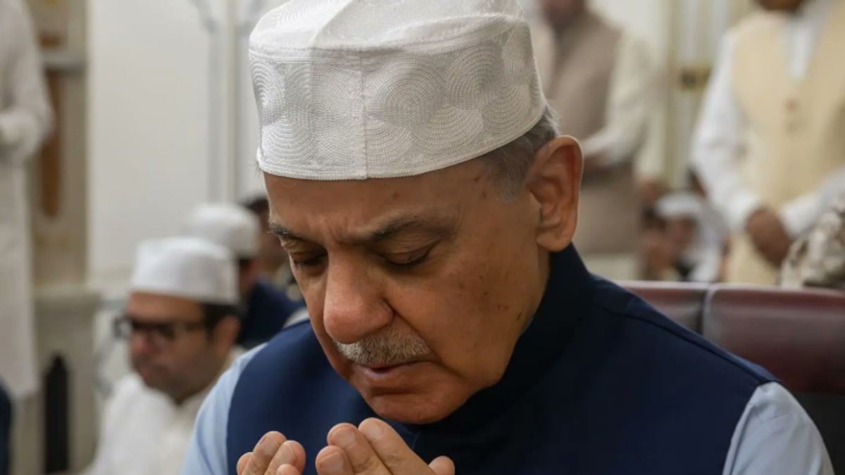 Pakistan’s prime minister visits Prophet’s Mosque in Madinah