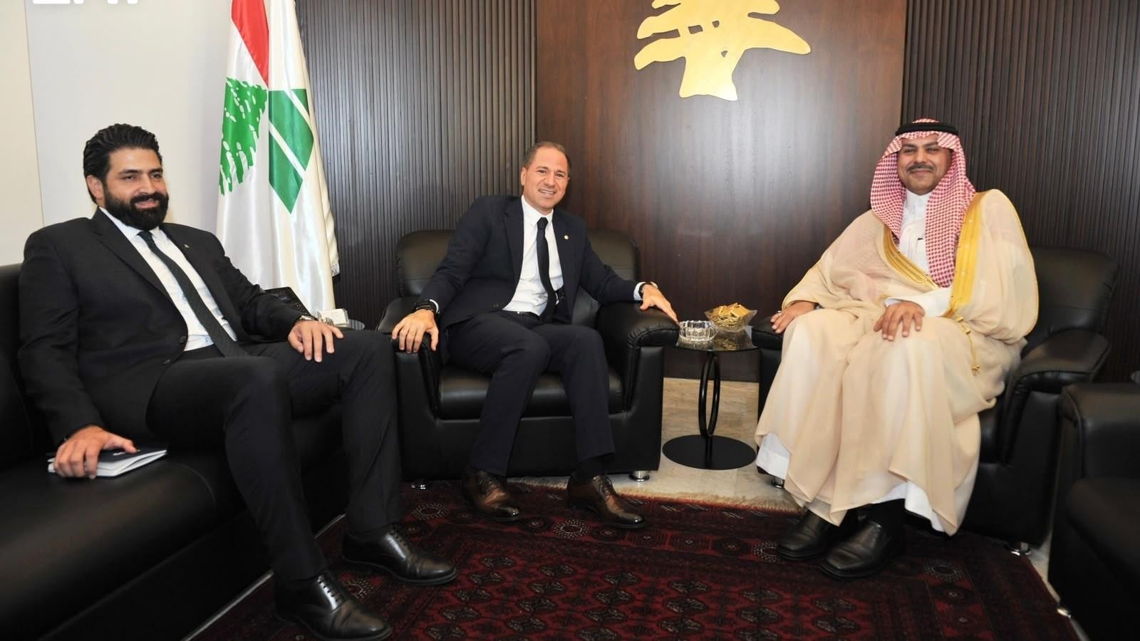 El embajador saudí aborda la situación política con el líder de las Kataeb en Beirut